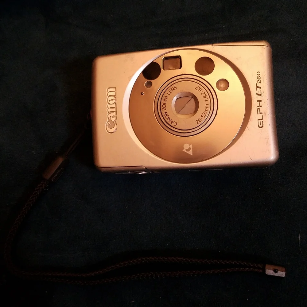 Canon ELPH LT 260 Camera Zoom 26-52 mm Point & Shoot